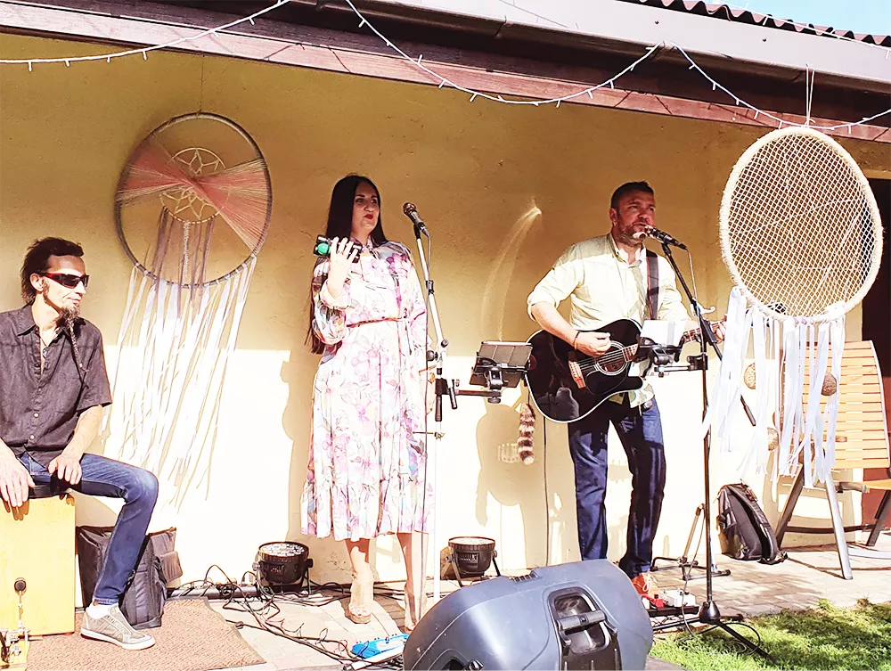 Privāta ballīte viesu namā ar dekoriem, DJ un grupu Craizy Daisy uz skatuves