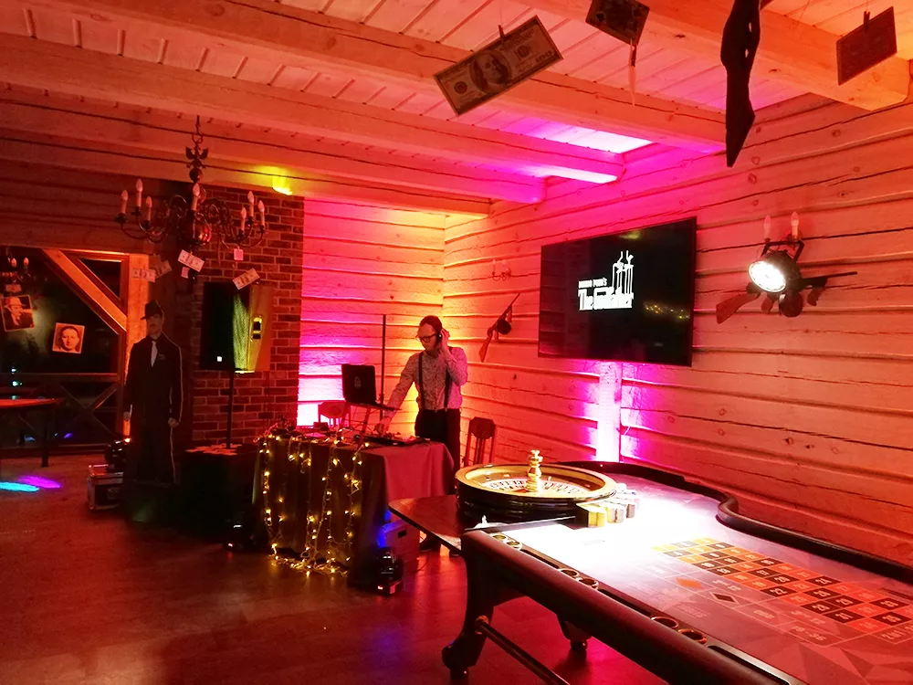 Korporatīvā balle viesu namā Bēršas mafijas stilā ar dekoriem un gaismām