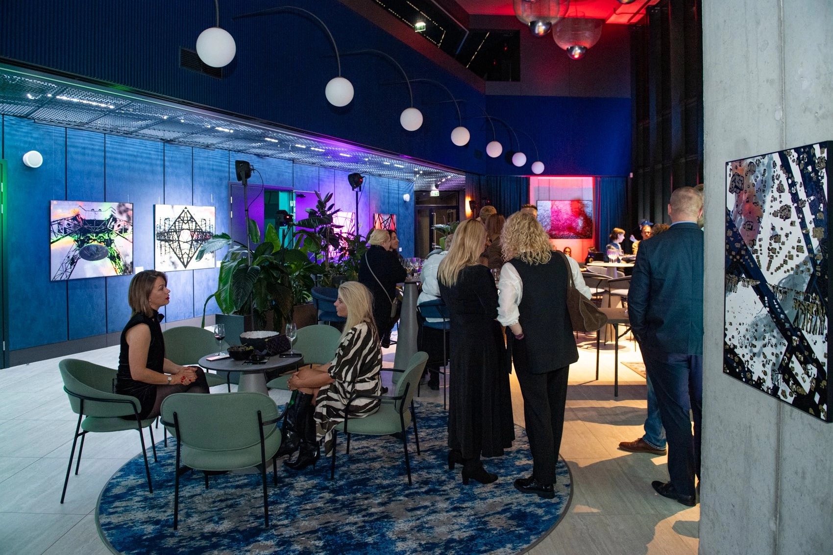 Izstādes atklāšanas runa ar mikrofonu un klausītājiem, mākslas darbu izgaismošana galerijā Birkenfelds