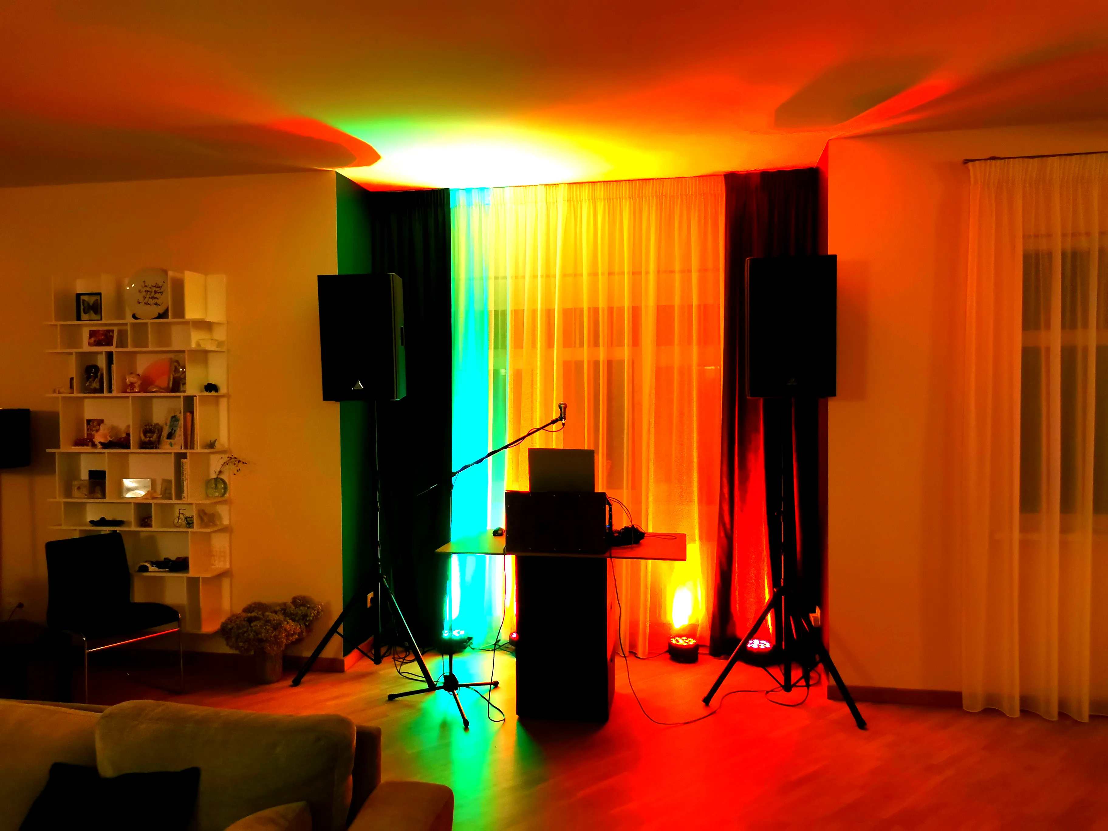 DJ pults pirms ballītes sākuma ofisā Rīgā